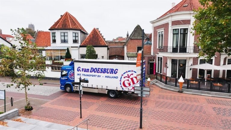 GD-iTS truck delivering goods in a historic town centre